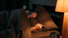 Yksinkertainen vinkki nopeampaan nukahtamiseen leviää kuin kulovalkea – näin se toimii